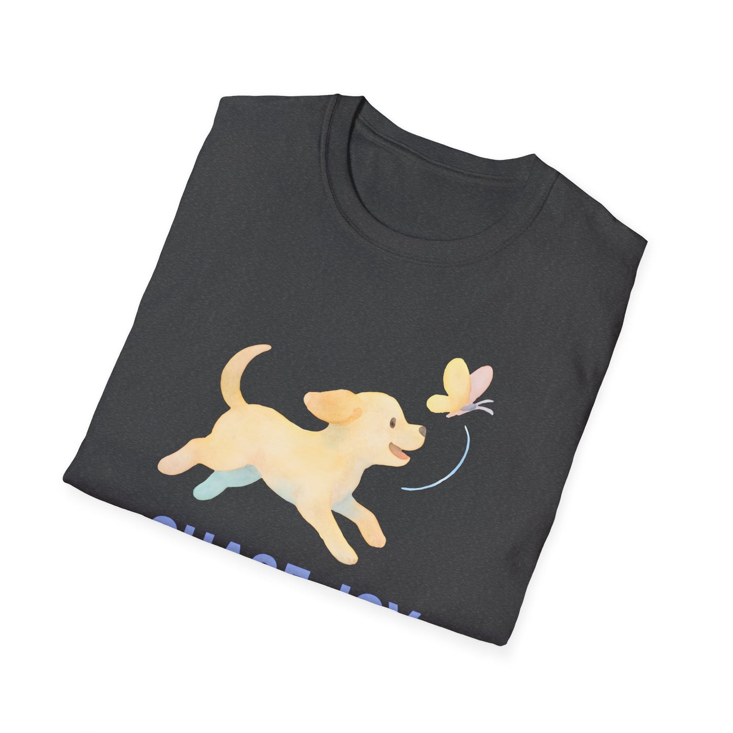 Camiseta de perro persiguiendo mariposa