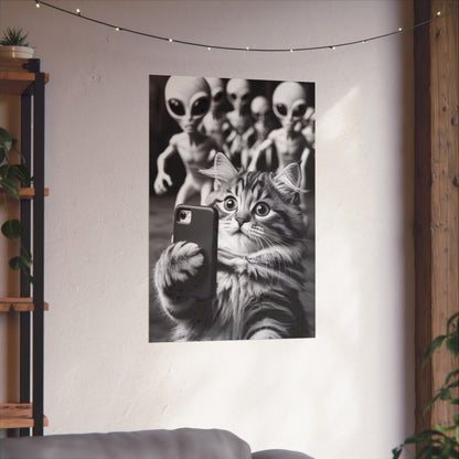 Póster de selfie de gato divertido: arte mural vertical mate con fotobomba de extraterrestre
