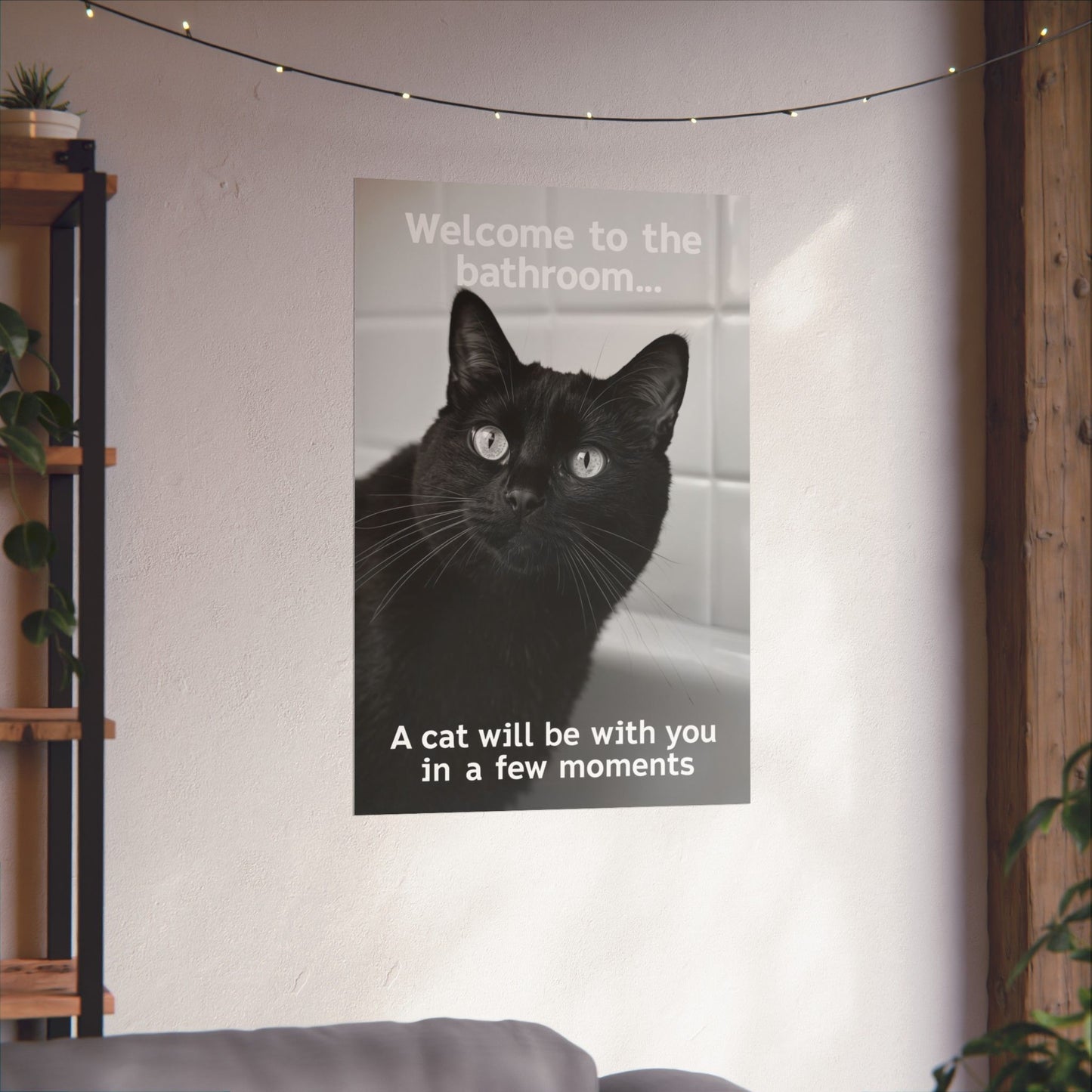 Póster divertido de gato negro en el baño: "Bienvenido al baño... Un gato te acompañará en unos momentos". Impresión vertical mate.