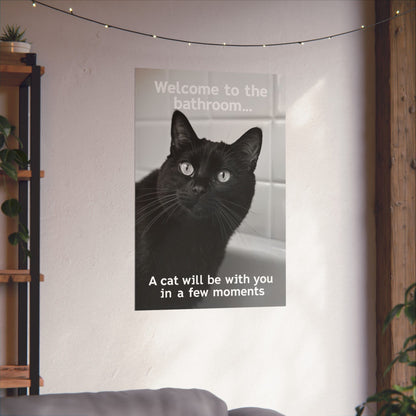 Póster divertido de gato negro en el baño: "Bienvenido al baño... Un gato te acompañará en unos momentos". Impresión vertical mate.