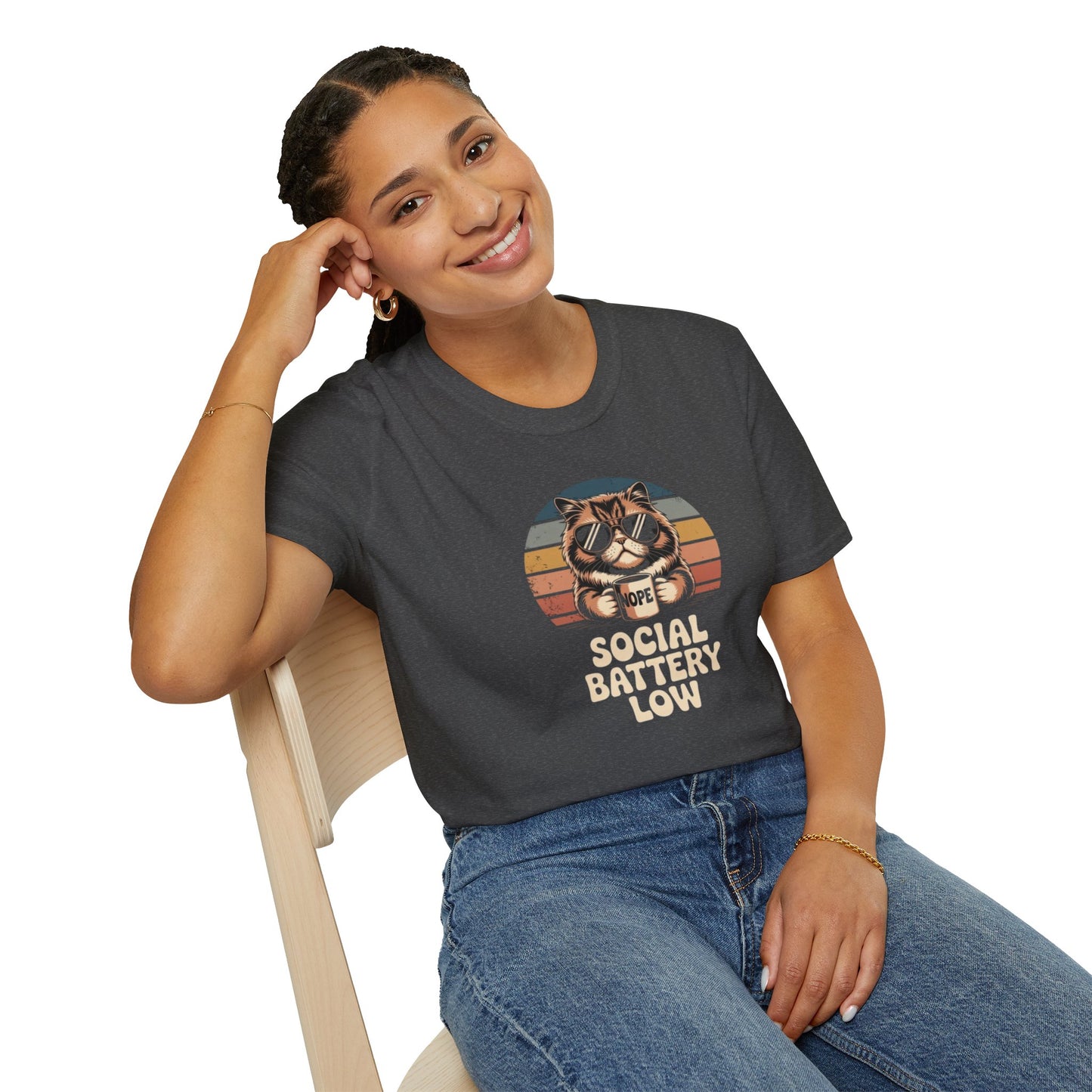 Camiseta gráfica retro de gato con batería baja