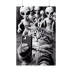 Póster de selfie de gato divertido: arte mural vertical mate con fotobomba de extraterrestre