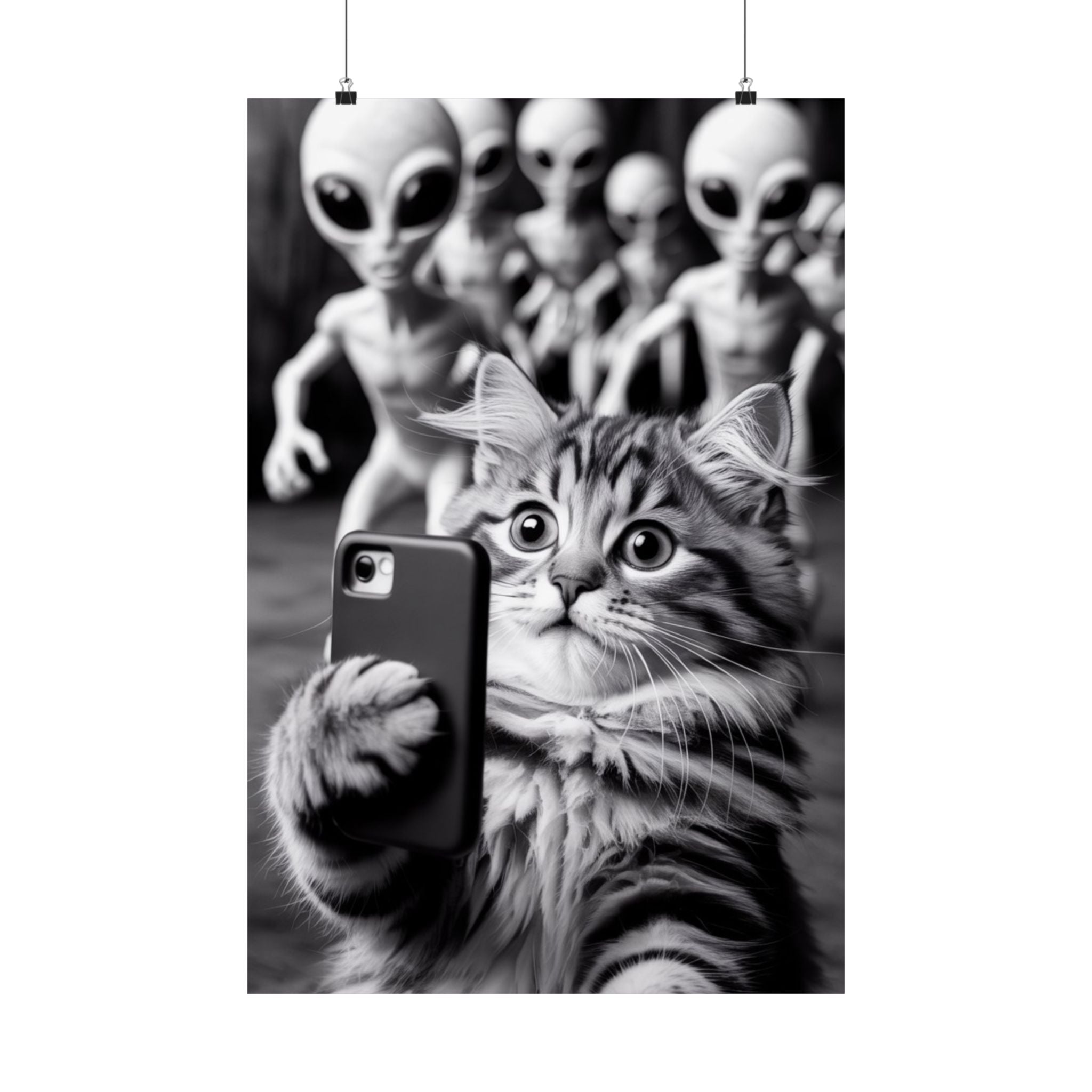 Póster de selfie de gato divertido: arte mural vertical mate con fotobomba de extraterrestre