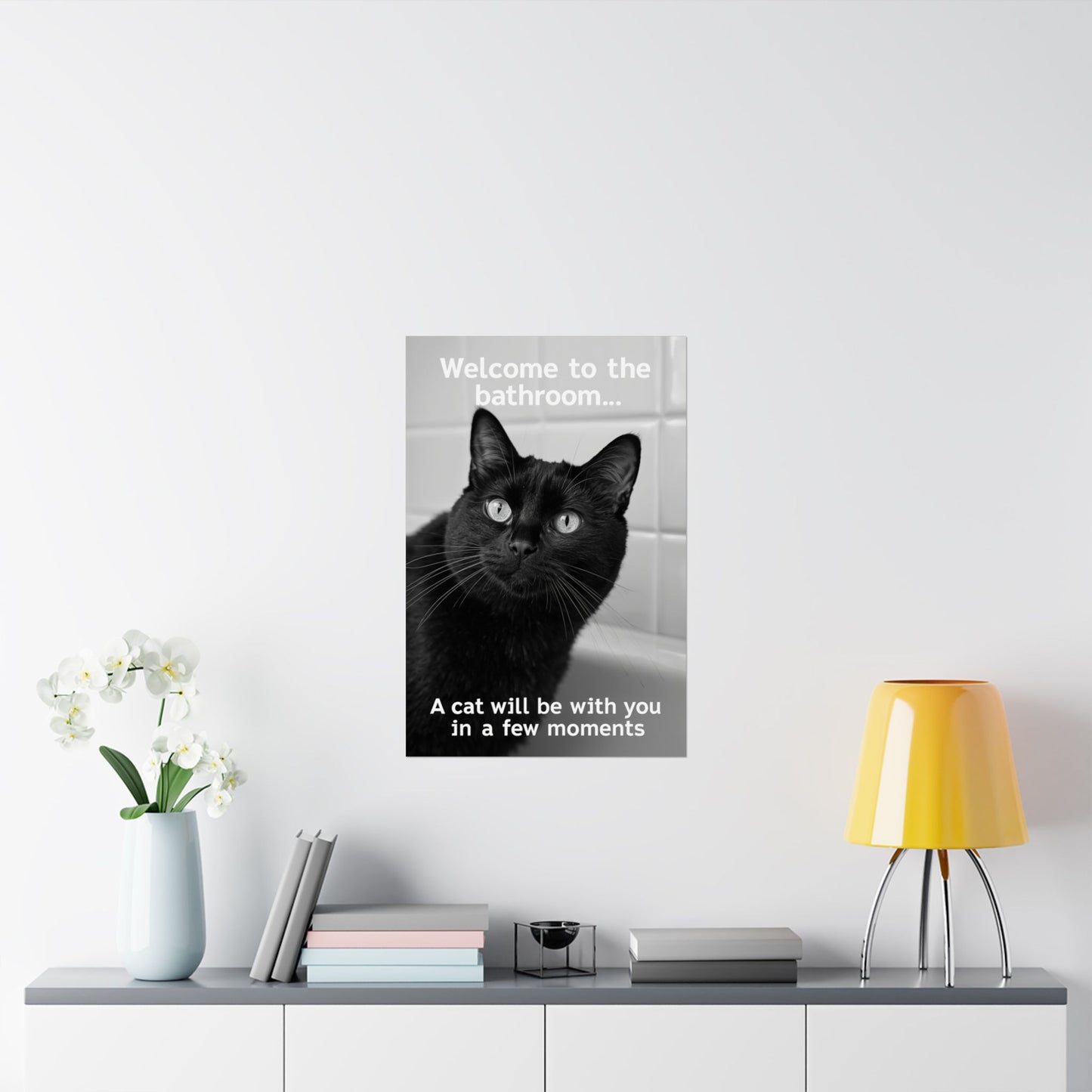 Póster divertido de gato negro en el baño: "Bienvenido al baño... Un gato te acompañará en unos momentos". Impresión vertical mate.