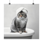 Póster de spa para gatos: adorable gato gris con toalla en la bañera, impresión artística vertical mate.