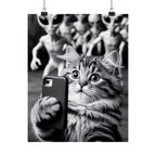 Póster de selfie de gato divertido: arte mural vertical mate con fotobomba de extraterrestre