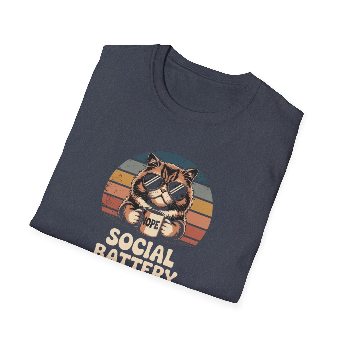 Camiseta gráfica retro de gato con batería baja