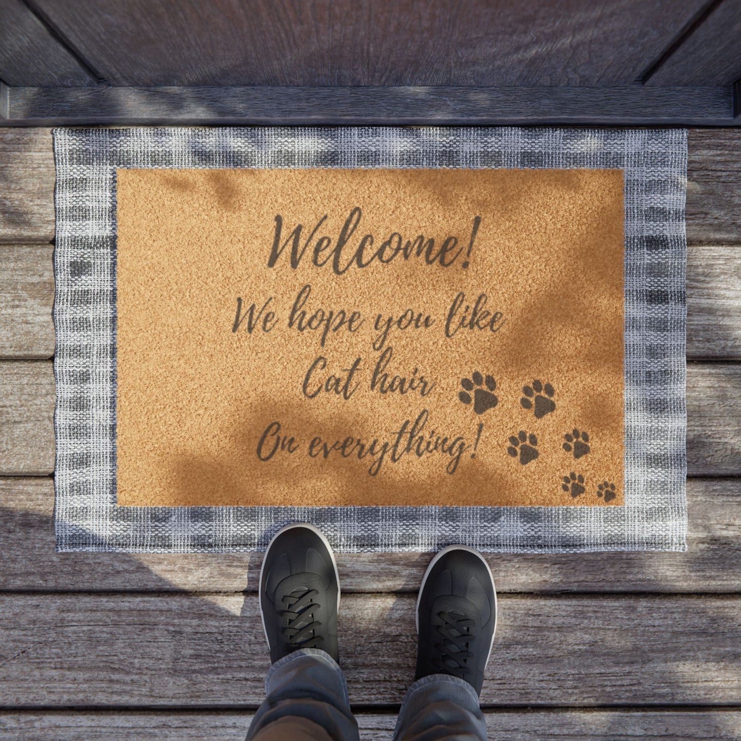 Felpudo de bienvenida: "Esperamos que te guste el pelo de gato en todo". Felpudo con diseño de pata de gato.