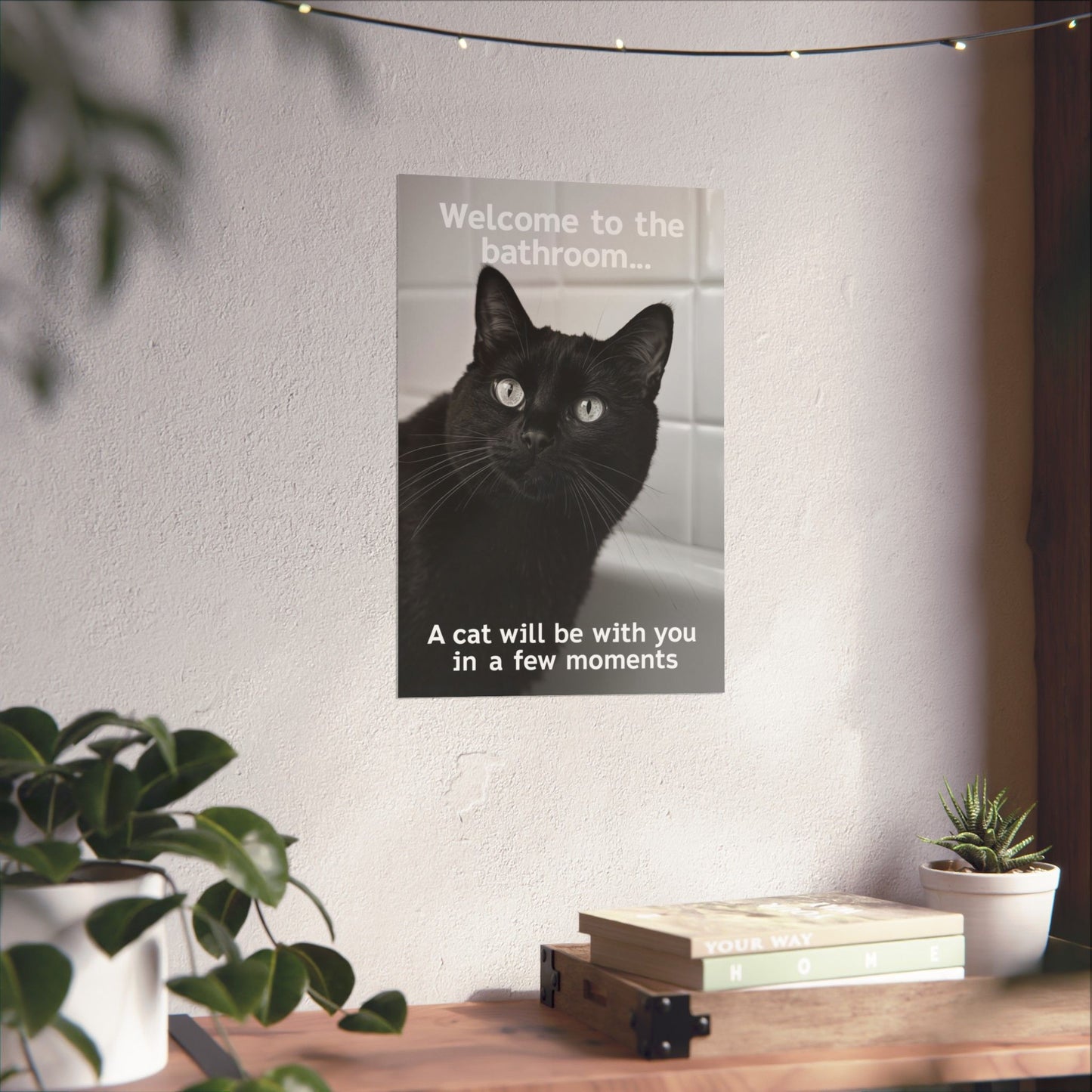 Póster divertido de gato negro en el baño: "Bienvenido al baño... Un gato te acompañará en unos momentos". Impresión vertical mate.
