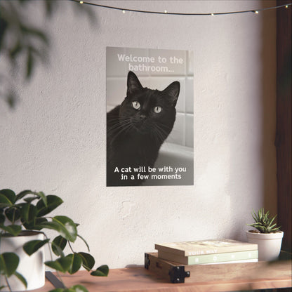 Póster divertido de gato negro en el baño: "Bienvenido al baño... Un gato te acompañará en unos momentos". Impresión vertical mate.