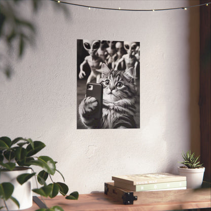 Póster de selfie de gato divertido: arte mural vertical mate con fotobomba de extraterrestre