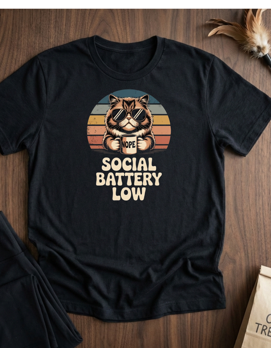 Camiseta gráfica retro de gato con batería baja