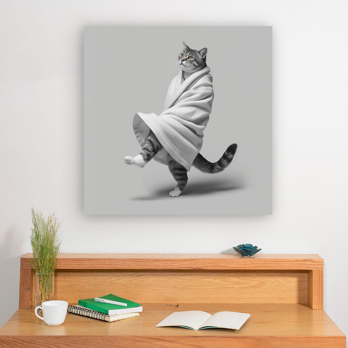 Descarga digital Póster de Gato Bailando: Gato caprichoso envuelto en una manta, impresión mate