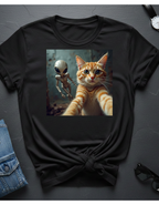 Camiseta Selfie Extraterrestre — Camiseta con gráfico de un lindo gato pelirrojo y un amigo OVNI