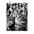 Póster de selfie de gato divertido: arte mural vertical mate con fotobomba de extraterrestre