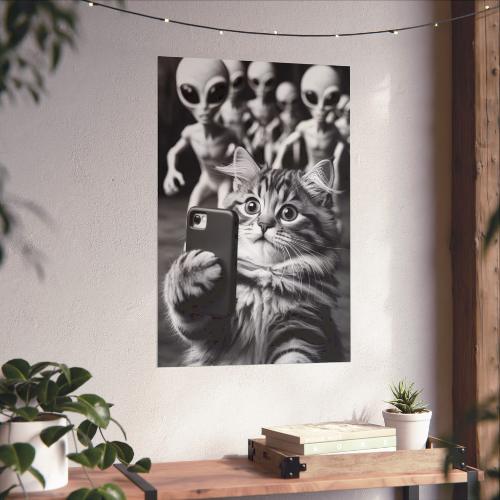 Póster de selfie de gato divertido: arte mural vertical mate con fotobomba de extraterrestre