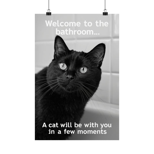 Póster divertido de gato negro en el baño: "Bienvenido al baño... Un gato te acompañará en unos momentos". Impresión vertical mate.