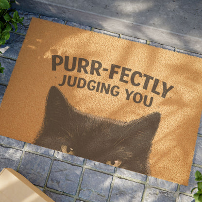 Felpudo "Juzgándote Perfectamente" — Felpudo de bienvenida con un gato divertido