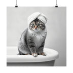 Póster de spa para gatos: adorable gato gris con toalla en la bañera, impresión artística vertical mate.