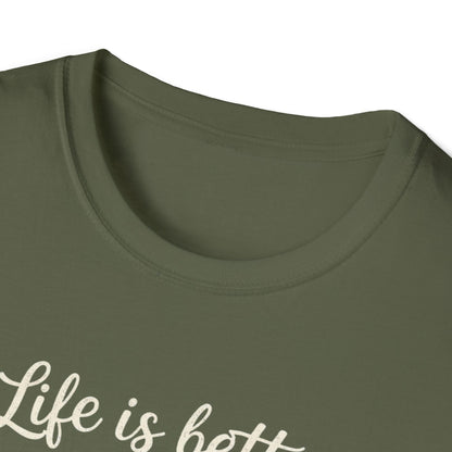 Camiseta "La vida es mejor con gatos" — Camiseta linda para amantes de los gatos