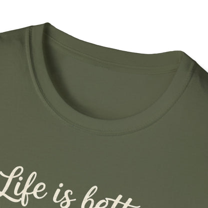 Camiseta "La vida es mejor con gatos" — Camiseta linda para amantes de los gatos