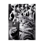 Póster de selfie de gato divertido: arte mural vertical mate con fotobomba de extraterrestre