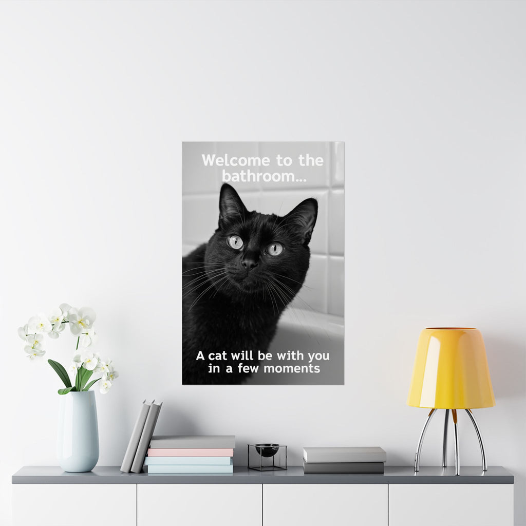 Póster divertido de gato negro en el baño: "Bienvenido al baño... Un gato te acompañará en unos momentos". Impresión vertical mate.