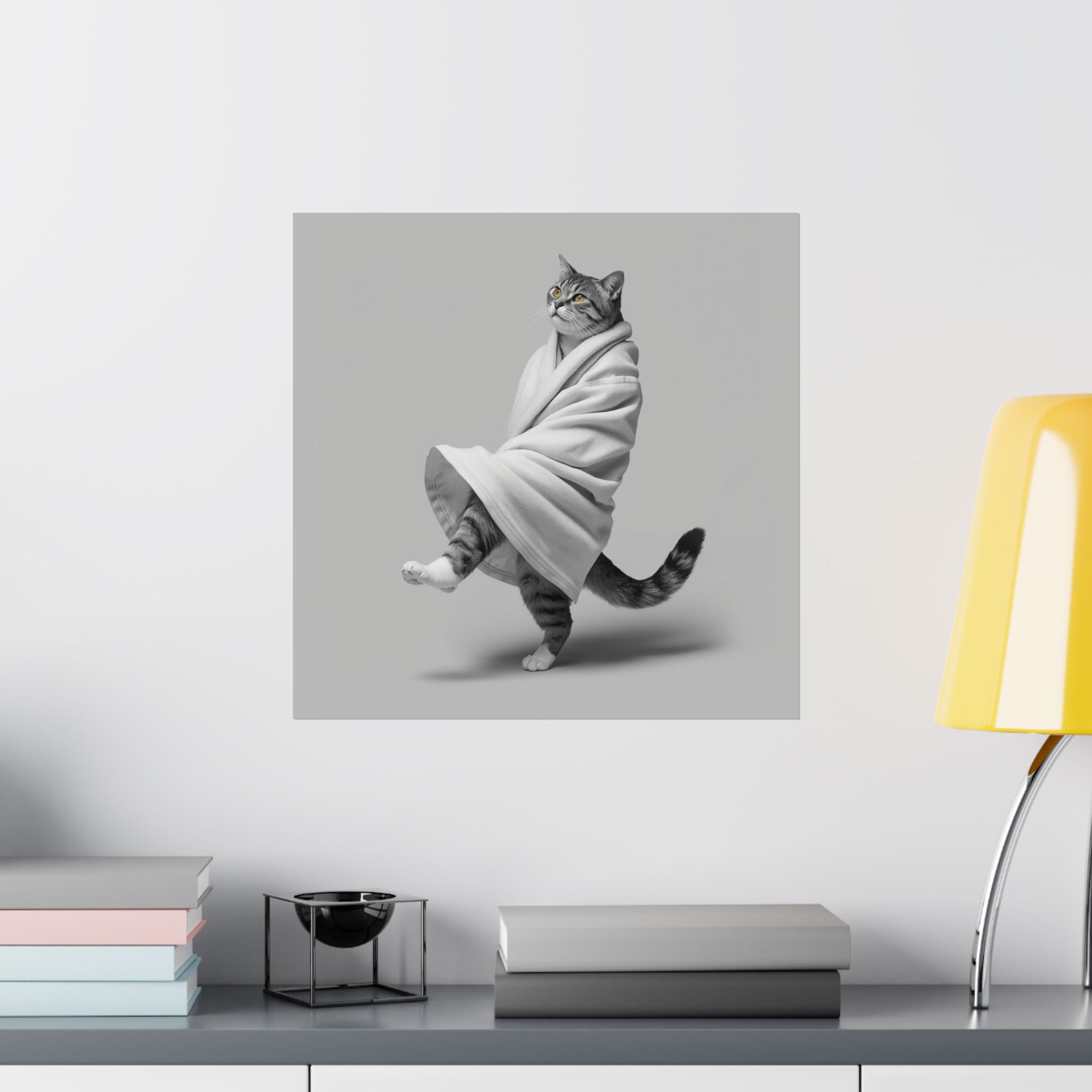 Descarga digital Póster de Gato Bailando: Gato caprichoso envuelto en una manta, impresión mate