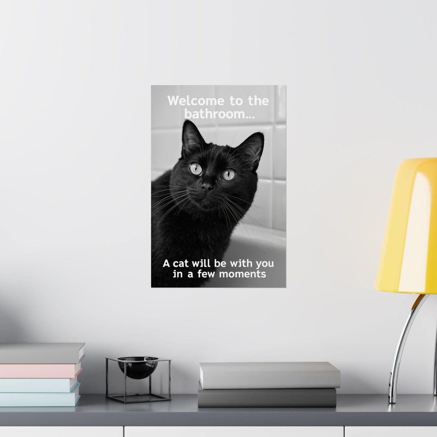 Póster divertido de gato negro en el baño: "Bienvenido al baño... Un gato te acompañará en unos momentos". Impresión vertical mate.