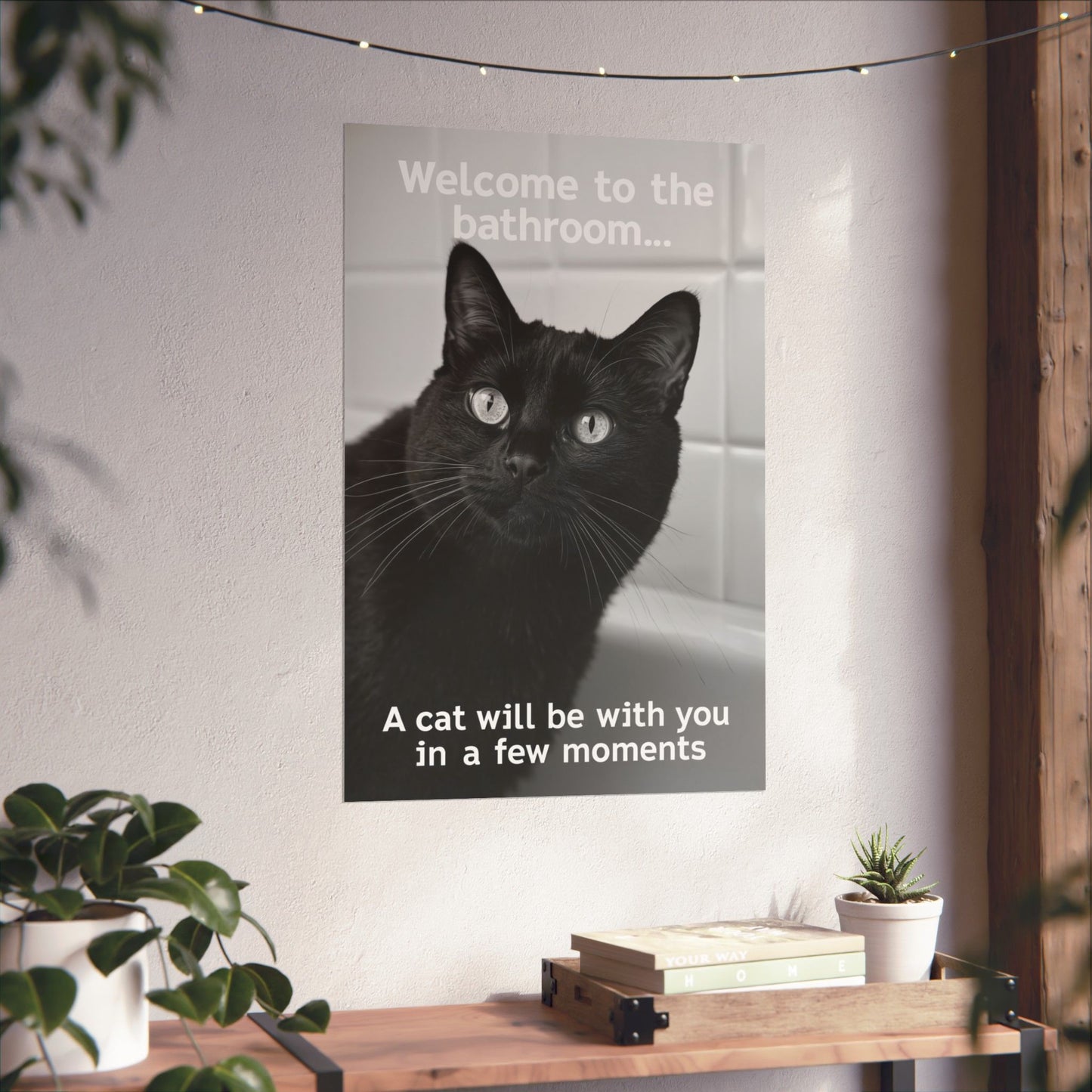 Póster divertido de gato negro en el baño: "Bienvenido al baño... Un gato te acompañará en unos momentos". Impresión vertical mate.