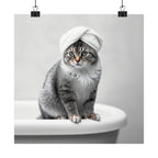 Póster de spa para gatos: adorable gato gris con toalla en la bañera, impresión artística vertical mate.