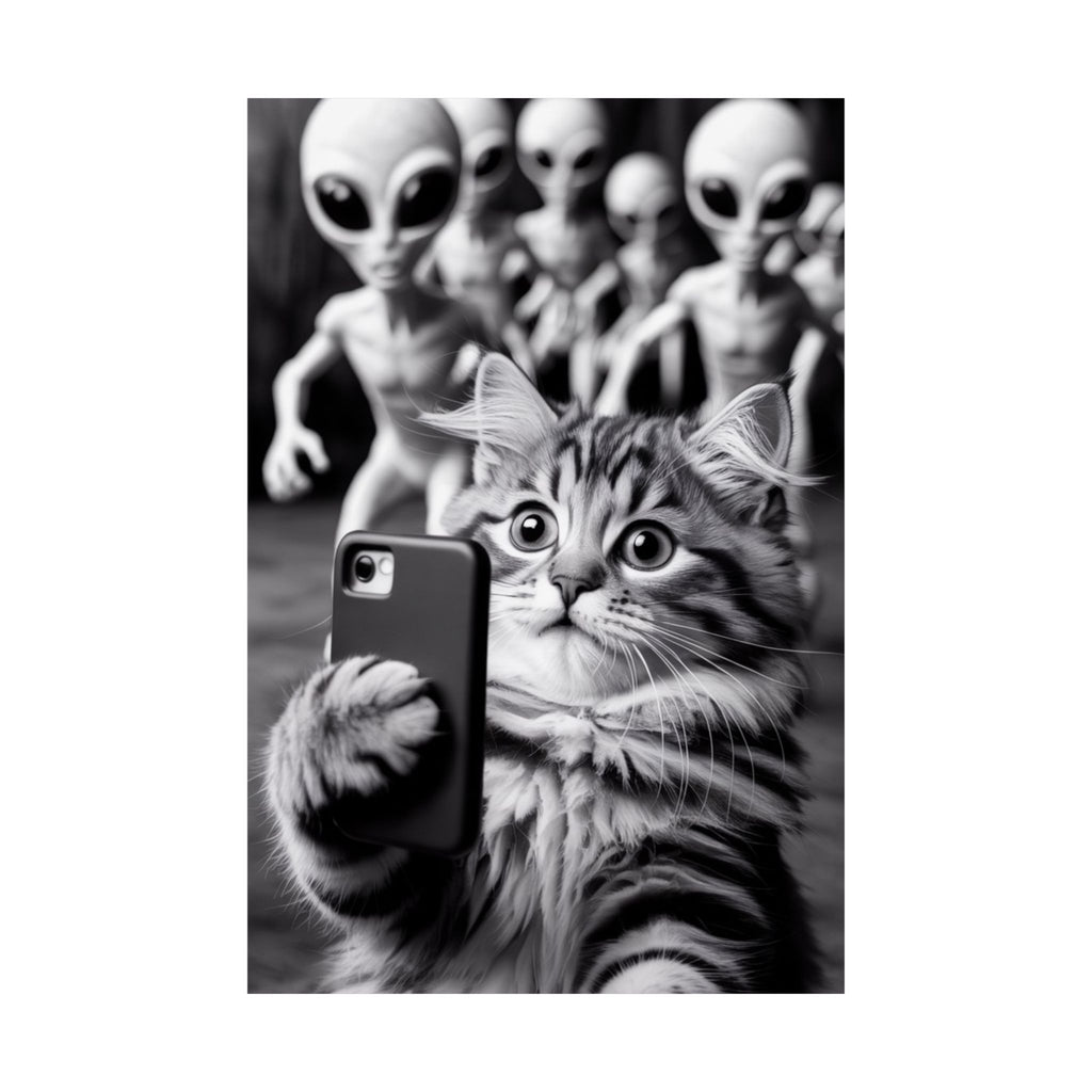 Póster de selfie de gato divertido: arte mural vertical mate con fotobomba de extraterrestre