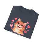 Todo lo que necesitas es amor... y una camiseta de gato — Linda camiseta de gatito con gafas de sol y corazón