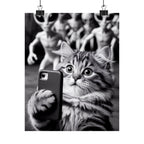 Póster de selfie de gato divertido: arte mural vertical mate con fotobomba de extraterrestre
